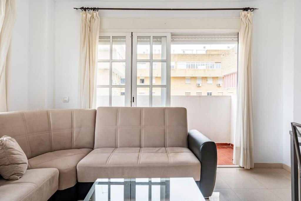 Centric And Spacious Flat With Free Car Park *