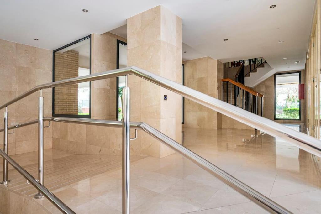 Centric And Spacious Flat With Free Car Park Appartement *