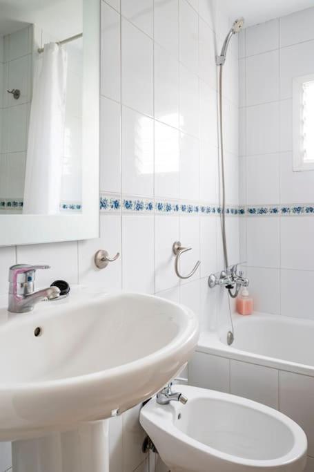 Centric And Spacious Flat With Free Car Park *