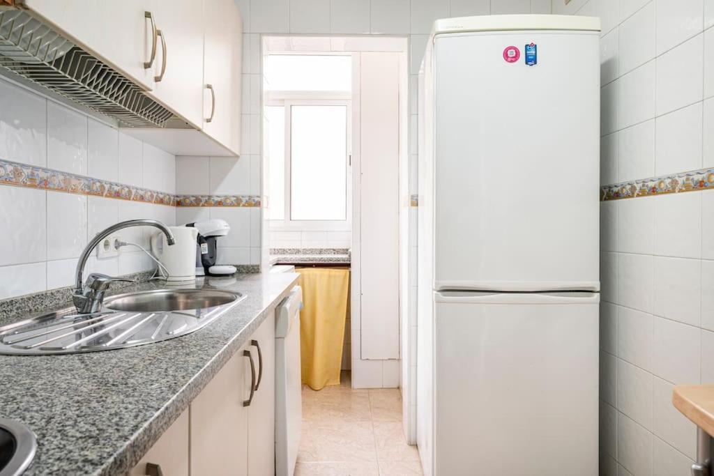 Centric And Spacious Flat With Free Car Park *