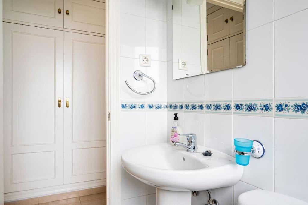 Centric And Spacious Flat With Free Car Park * Séville