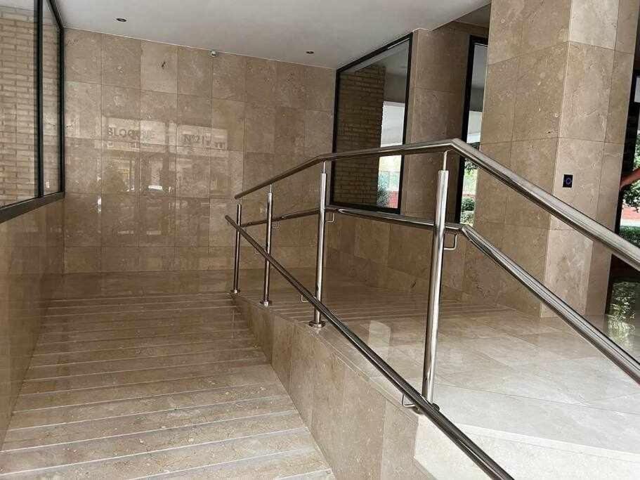 Appartement Centric And Spacious Flat With Free Car Park