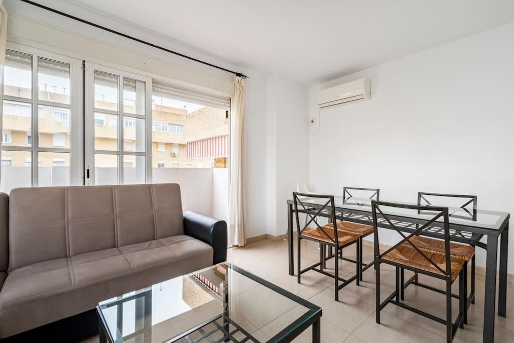 Apartment Centric And Spacious Flat With Free Car Park *