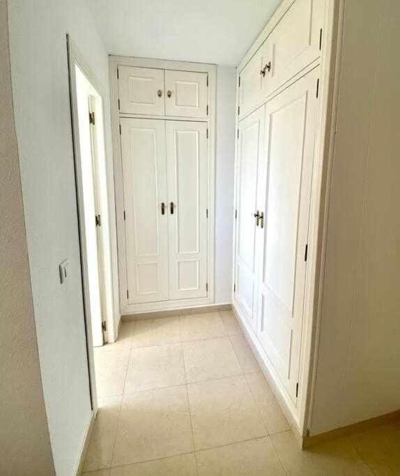 Apartment Centric And Spacious Flat With Free Car Park *