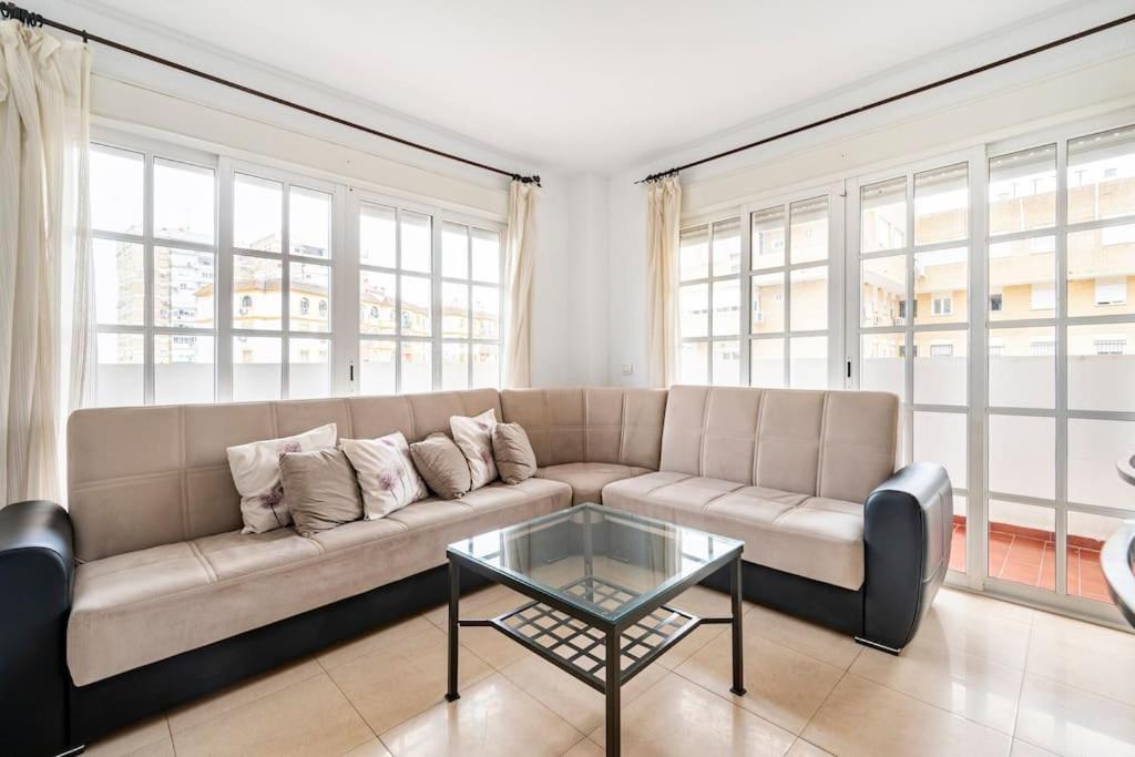 Centric And Spacious Flat With Free Car Park